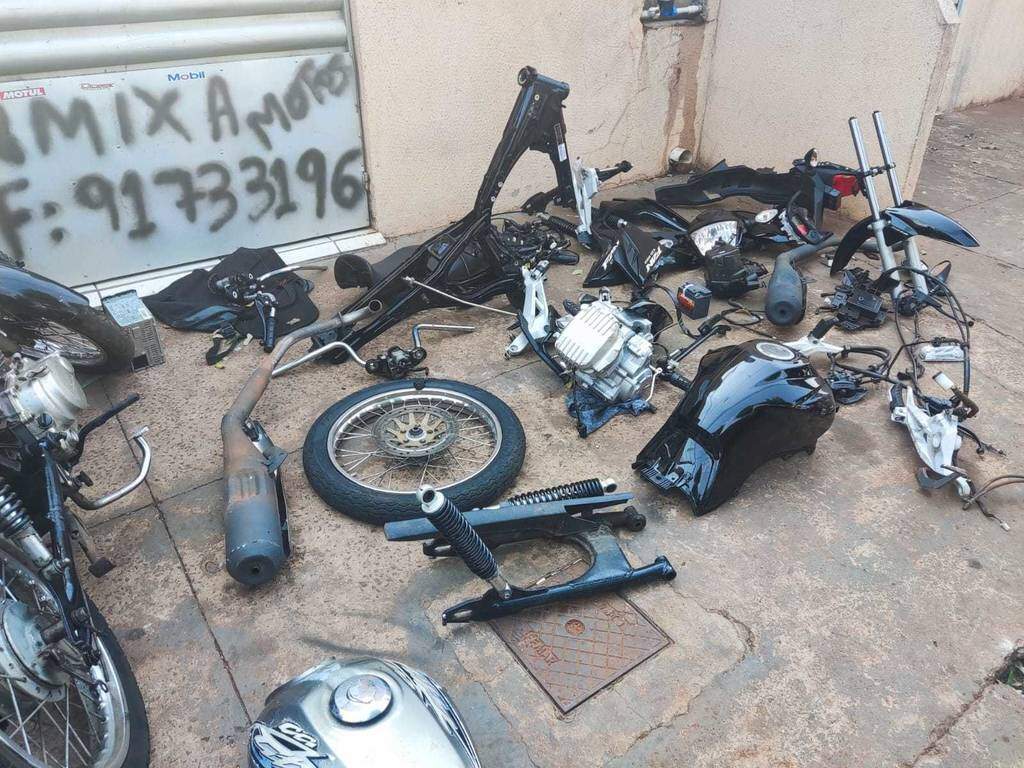 Polícia descobre casa onde funcionava desmanche de peças e motos