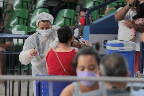 Refor&ccedil;o come&ccedil;a a ser aplicado em idosos de 70 anos com 2&ordf; dose em maio