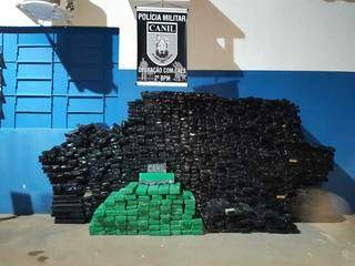 C&atilde;es da PM encontram mais de 830 kg de maconha ap&oacute;s motorista tentar fugir
