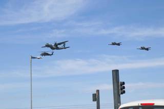 Nesta manhã, aviões da Força Aérea sobrevoaram a região do Aeroporto. (Foto: Henrique Kawaminami)