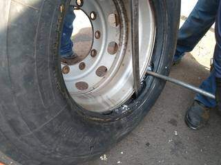 Droga estava escondida em pneus de caminhão. (Foto: Divulgação/Polícia Rodoviária)