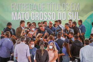 Em uma das visitas ao Estado, neste ano, Bolsonaro entregou títulos de terras em Terenos. (Foto: Henrique Kawaminami)