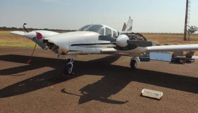 Mec&acirc;nicos s&atilde;o presos ao retirar pe&ccedil;as de avi&atilde;o danificado em pouso