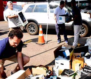 Descarte de lixo eletrônico em dia de campanha. (Foto: Rede Comper/Divulgação)