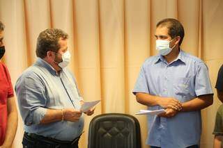 Edson de Souza (à direita) com o presidente da Câmara Laudir Munaretto. (Foto: Valdenir Rodrigues)