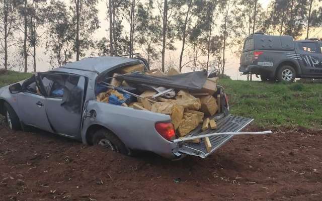 Triton lotada de maconha tomba em rodovia e motorista foge