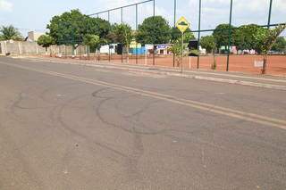 Manobras feitas por motos e carros deixaram marcas na Rua Rio Dourado. (Foto: Kísie Ainoã)
