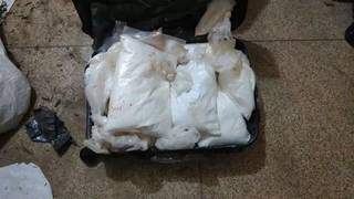 Mala com a cocaína que foi entregue à Polícia Civil, em abril. (Foto: Divulgação/PM)