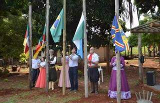 Tradicional hasteamento de bandeiras no CTG Farroupilha. (Foto: Arquivo Pessoal)