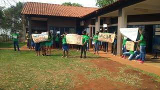 Protesto por mais vacinas na Reserva Indígena de Dourados foi realizado ontem, por adolescentes. (Foto: Divulgação)
