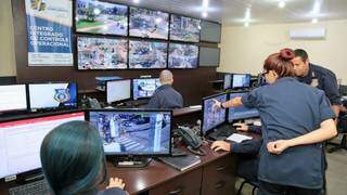 Equipe da Guarda Metropolitana observa ações através de câmeras de segurança. (Foto: PMCG)