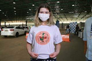 Emanuela Spieker, de 16 anos, se vacinou com camiseta comemorativa na Capital. (Foto: Kísie Ainoã)