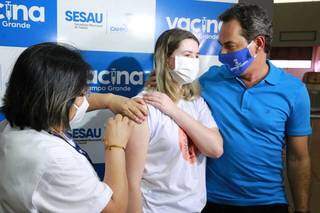 Emanuela foi vacinada com a 2ª dose ao lado do prefeito Marquinhos Trad. (Foto: Kísie Ainoã)