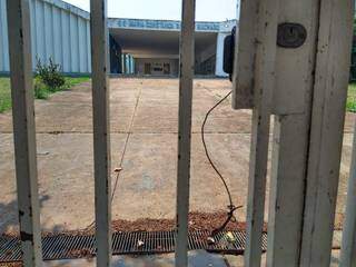 Portão de entrada da Escola Estadual Maria Constança Barros Machado. (Foto: Marcos Maluf)