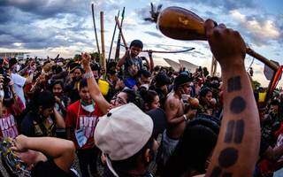 Indígenas de várias etnias estão acampados em Brasília para acompanhar julgamento. (Foto: Matheus Velloso/Apib)