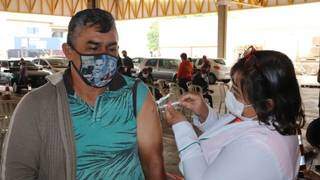 Homem recebe dose de vacina contra covid em ação itinerante. (Foto: PMCG/Divulgação)