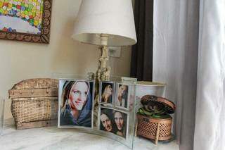 Apartamento da mãe possui diversos retratos da filha, que morreu aos 46 anos. (Foto: Marcos Maluf)