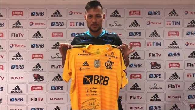 Para ajudar crian&ccedil;as, ONG sorteia camisa autografada por goleiro do Flamengo 