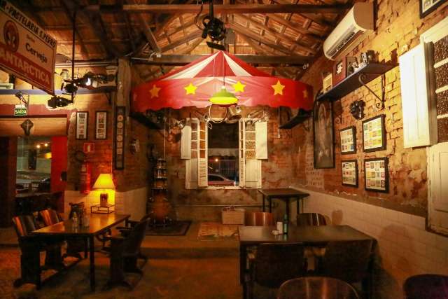 Casa antiga vira bar com comida italiana e muita decora&ccedil;&atilde;o vintage