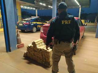 Drogas e veículo apreendidos durante a fiscalização. (Foto: Divulgação/PRF)