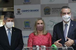 Presidente da Unale, Ivana Bastos (PSD-BA), vice-presidente Lidio Lopes (Patriotas-MS) e o presidente da Assembleia de Mato Grosso do Sul, Paulo Corrêa (PSDB). (Foto: Marcos Maluf)