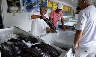  “Peixes, mariscos e crustáceos devem conter o selo dos órgãos de inspeção oficiais”, alerta o ministério. Imagem: José Cruz/Agência Brasil
