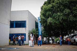 Fila em frente de agência da Previdência Social, em Campo Grande. (Foto: Arquivo)