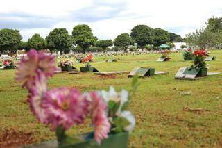 Flores são deixadas sobre túmulos em cemitério de Campo Grande. (Foto: Arquivo)