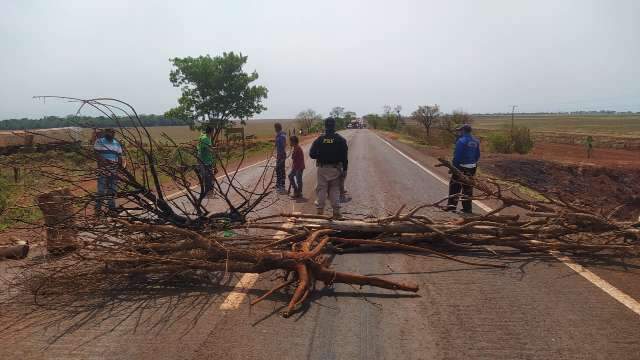 &Iacute;ndios fecham principal acesso &agrave; fronteira com Paraguai