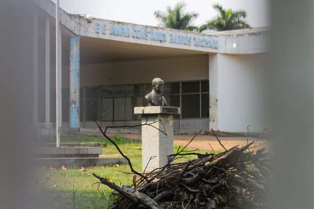 Flagrado dormindo em escola, ladr&atilde;o &quot;avisa&quot; diretor que dois furtaram o local