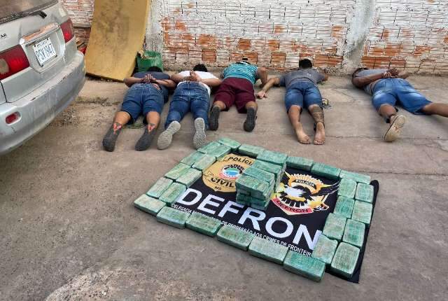 Traficantes s&atilde;o presos com coca&iacute;na avaliada em R$ 700 mil 