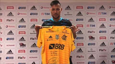Para ajudar crianças, ONG sorteia camisa autografada por goleiro do Flamengo 