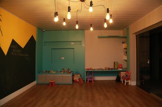 Espaço kids possui brinquedos, cadeiras e quadro para pintar. (Foto: Kísie Ainoã)