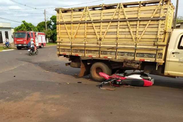 Jovem fica gravemente ferido ao ser atropelado por caminhonete