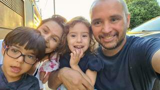 Renato Chermont ao lado dos filhos e da esposa, Fabiana. (Foto: Arquivo Pessoal)