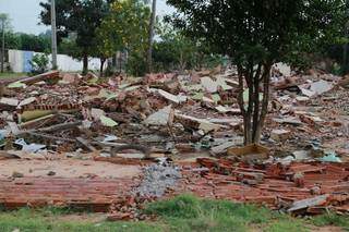 Entulhos das casas demolidas ainda ocupam área pública no Vespasiano Martins. (Foto: Kísie Ainoã)
