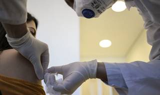 Mulher sendo vacinada contra covid-19. (Foto: Governo de São Paulo)