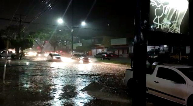Com granizo e vento forte, chuva no interior tem alagamento e quedas de &aacute;rvores