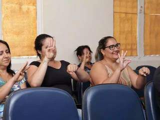 Alunas de Libras em aula no CAS (Centro de Capacitação de Profissionais da Educação e de Atendimento às Pessoas com Surdez). (Foto: Kísie Ainoã/Arquivo)