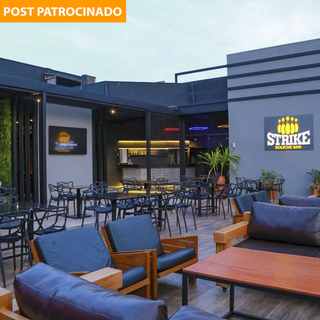 Ampla área externa do Strike Boliche Bar para comer e beber com os amigos e família. (Foto: Kísie Ainoã)