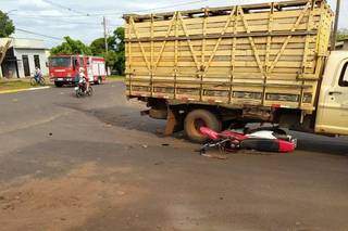 Moto parou embaixo de caminhão após colisão. (Foto: A Gazeta News)