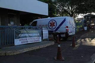 Na metade do ano, ambulância levava paciente para ser atendido no Hospital Regional de MS. (Foto: Kísie Ainoã/Arquivo)