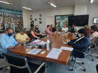 Empresários reunidos no gabinete do prefeito para discutir regras de biossegurança em Campo Grande (Foto: Caroline Maldonado)
