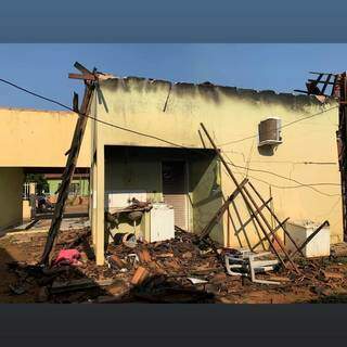 Residência da vítima foi completamente destruída. (Foto: Polícia Civil)
