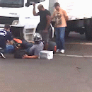 Motociclista fica preso embaixo de caminhão após acidente na Cel. Antonino