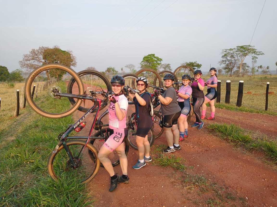 O grupo Pedal Delas, de Jardim, é formado por mulheres que não dispensam uma parada para fotografia. (Foto: Arquivo Pessoal)