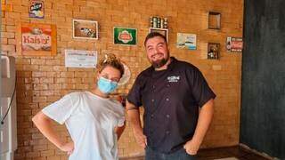 Bruna Linzmeyer com um dos donos do restaurante em Piraputanga, Aquidauana. (Foto: Reprodução Redes Sociais)