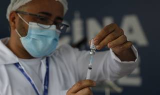 Profissional de saúde preparando vacina para aplicação. (Foto: Agência Brasil)