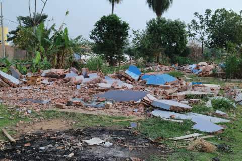 Casas demolidas foi o que restou de R$ 2,7 milhões repassados à ONG para projeto