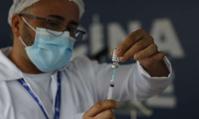 Com vacina, mortes por covid caem 27% em uma semana, mostra Minist&eacute;rio